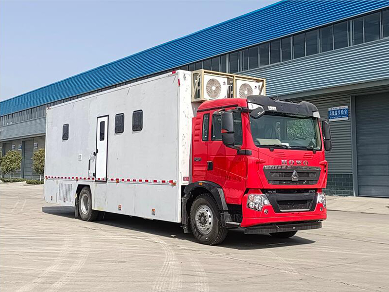 重汽豪沃12人宿营车